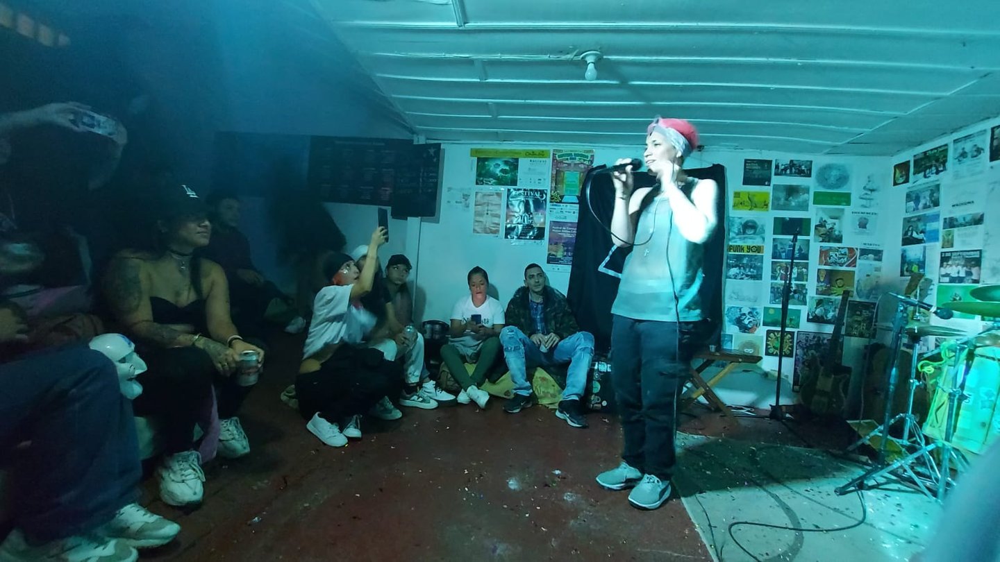 presentación en vivo de hip-hop en casafinca, con una cantante femenina 
