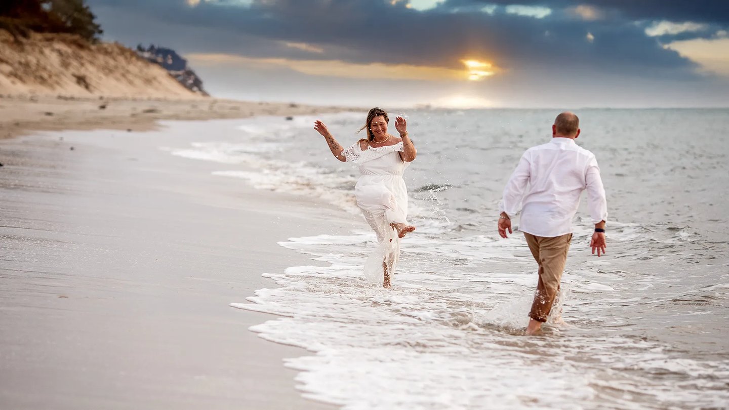 un couple joue sur la plage du bassin d'arcachon