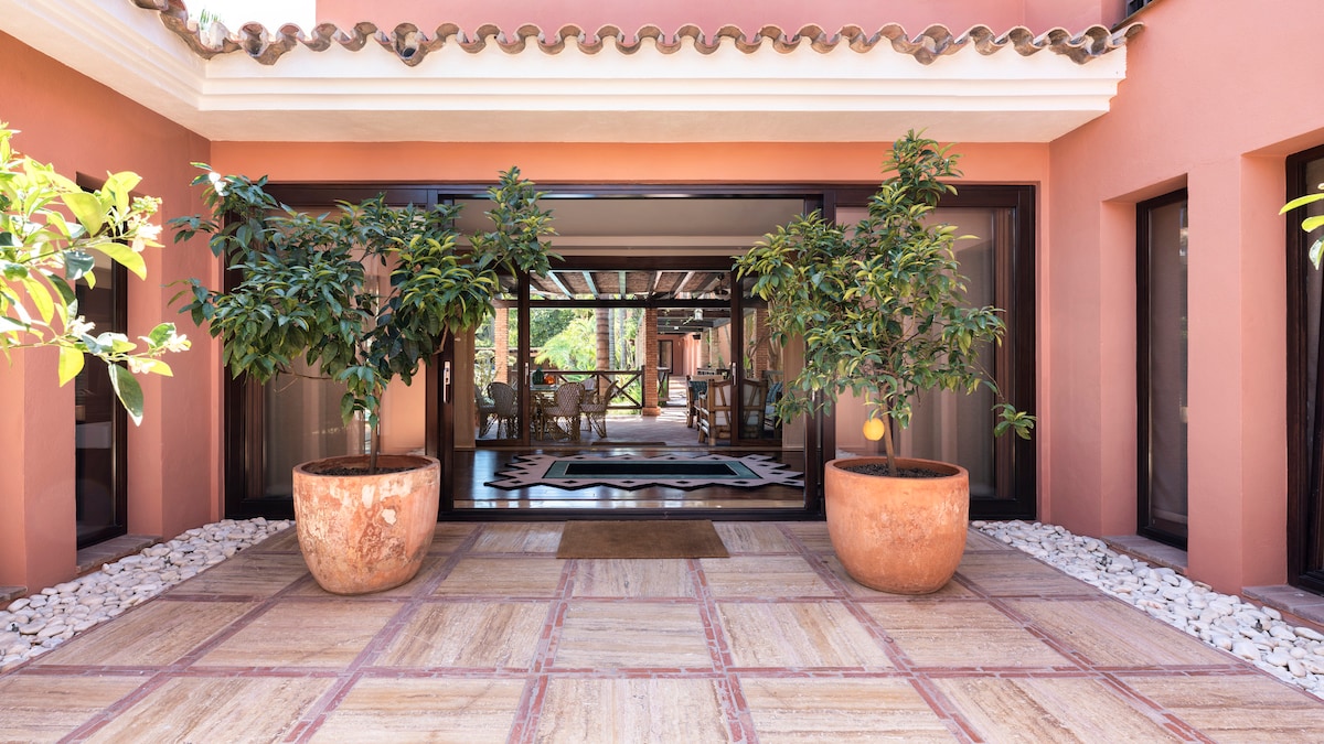 Private courtyard entrance connecting the two villas on Marbella's Golden Mile