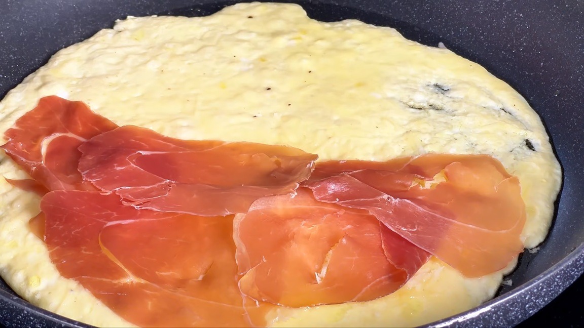 Aggiungi il ripieno per l'omelette salata