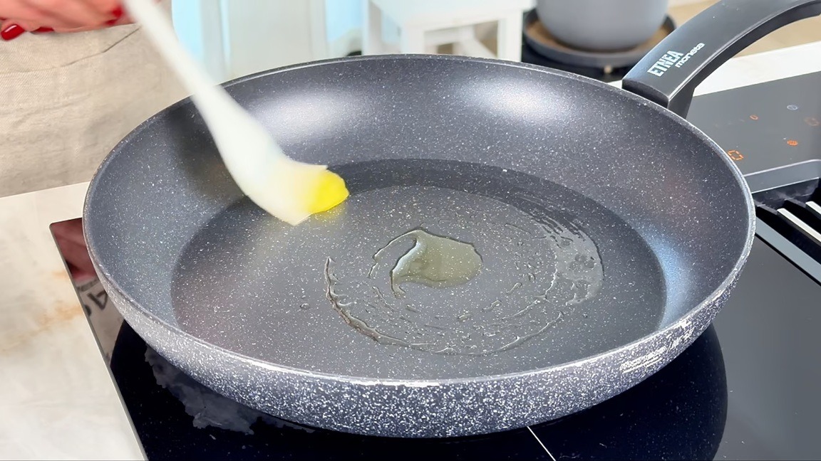 Scalda la padella per l'omelette salata