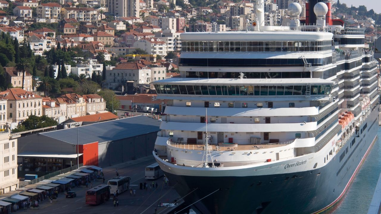 foto do navio Queen Elizabeth ancorado em Dubrovnik