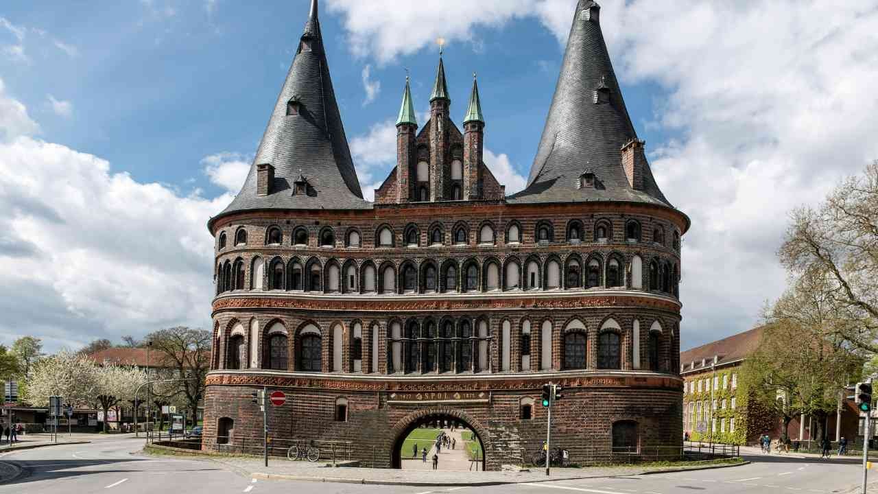 Portão histórico medieval em Lübeck, representando a arquitetura antiga da cidade.