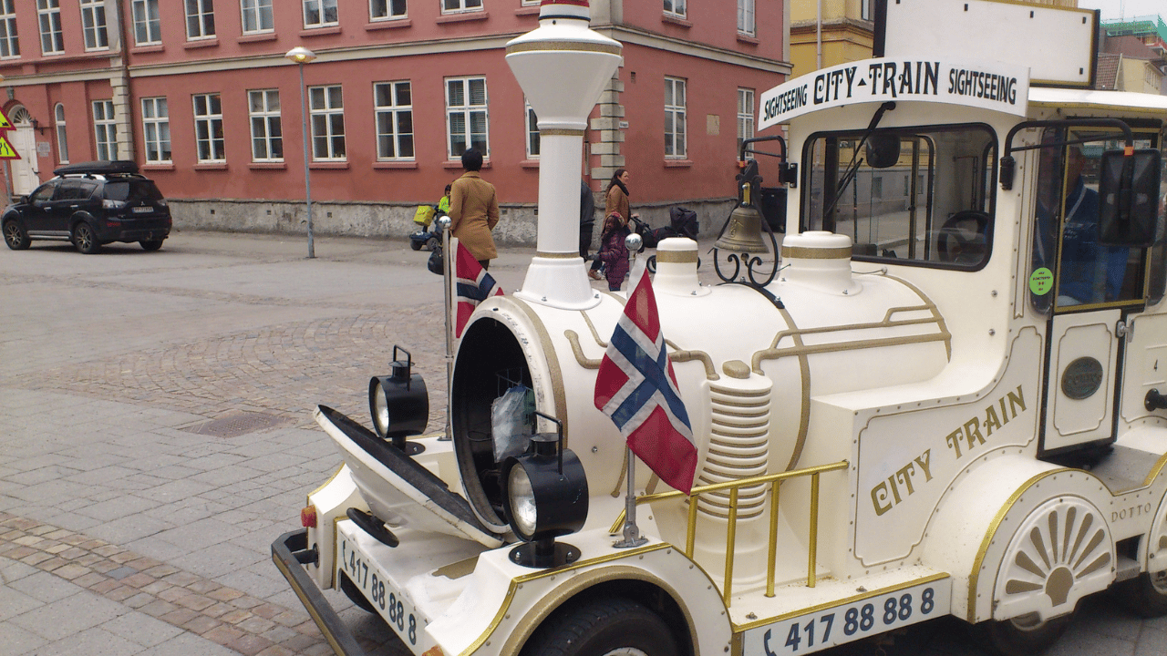 Passeio por Kristiansand no trenzinho turístico tradicional.