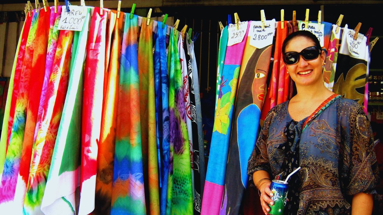 Autora explorando uma loja de souvenirs em Papeete, Tahiti