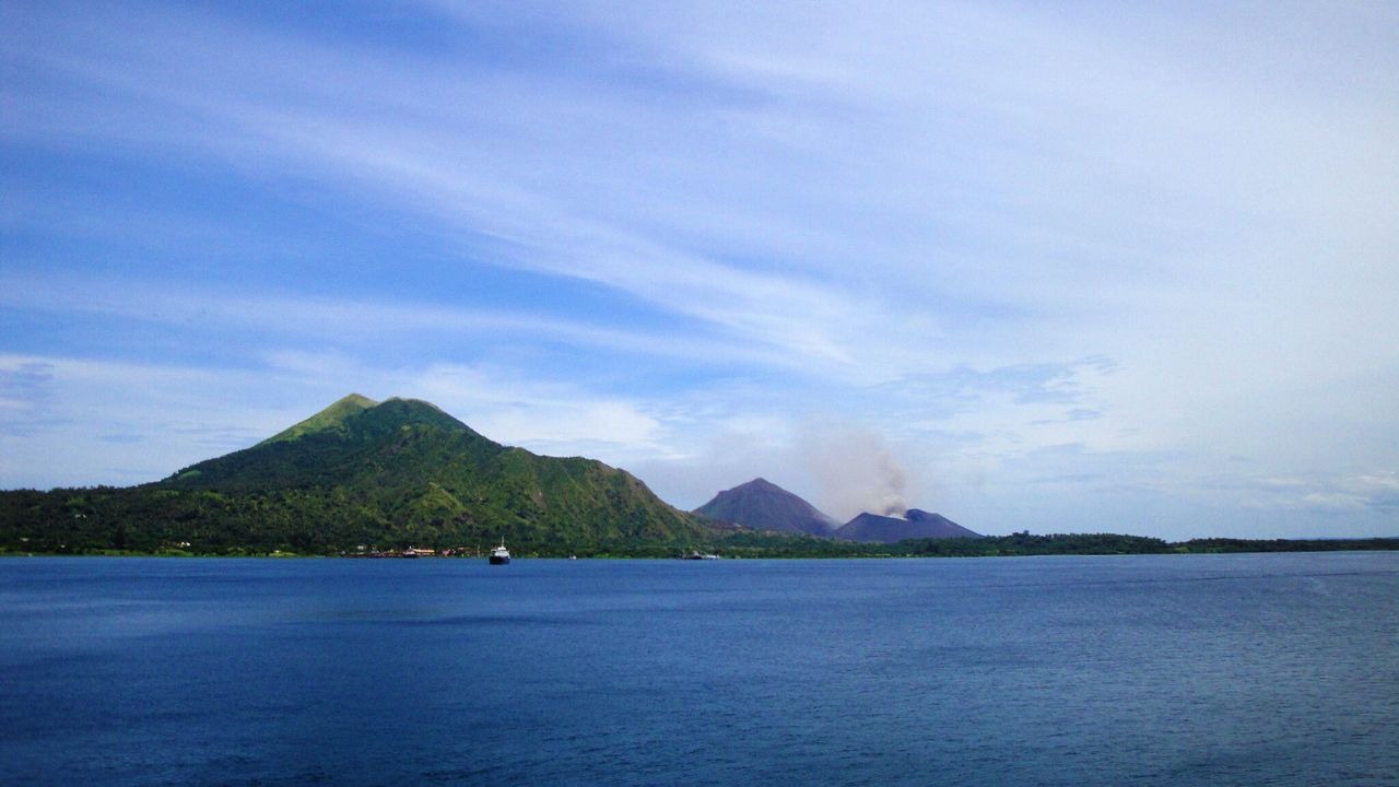 Vista do navio para os vulcões na ilha de Rabaul, Papua-Nova Guiné.