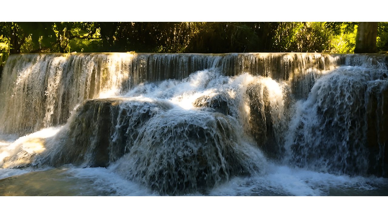 vista de perto da cachoeira Christian Valley em Antígua cercada por natureza tropical