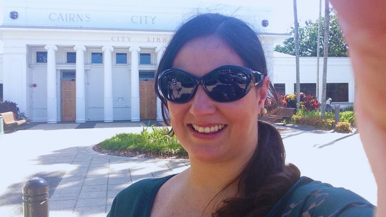 Fachada da Livraria Municipal de Cairns com entrada principal em destaque