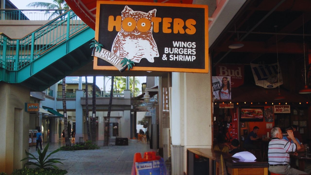 foto do restaurante hooters no porto de honolulu hawaii