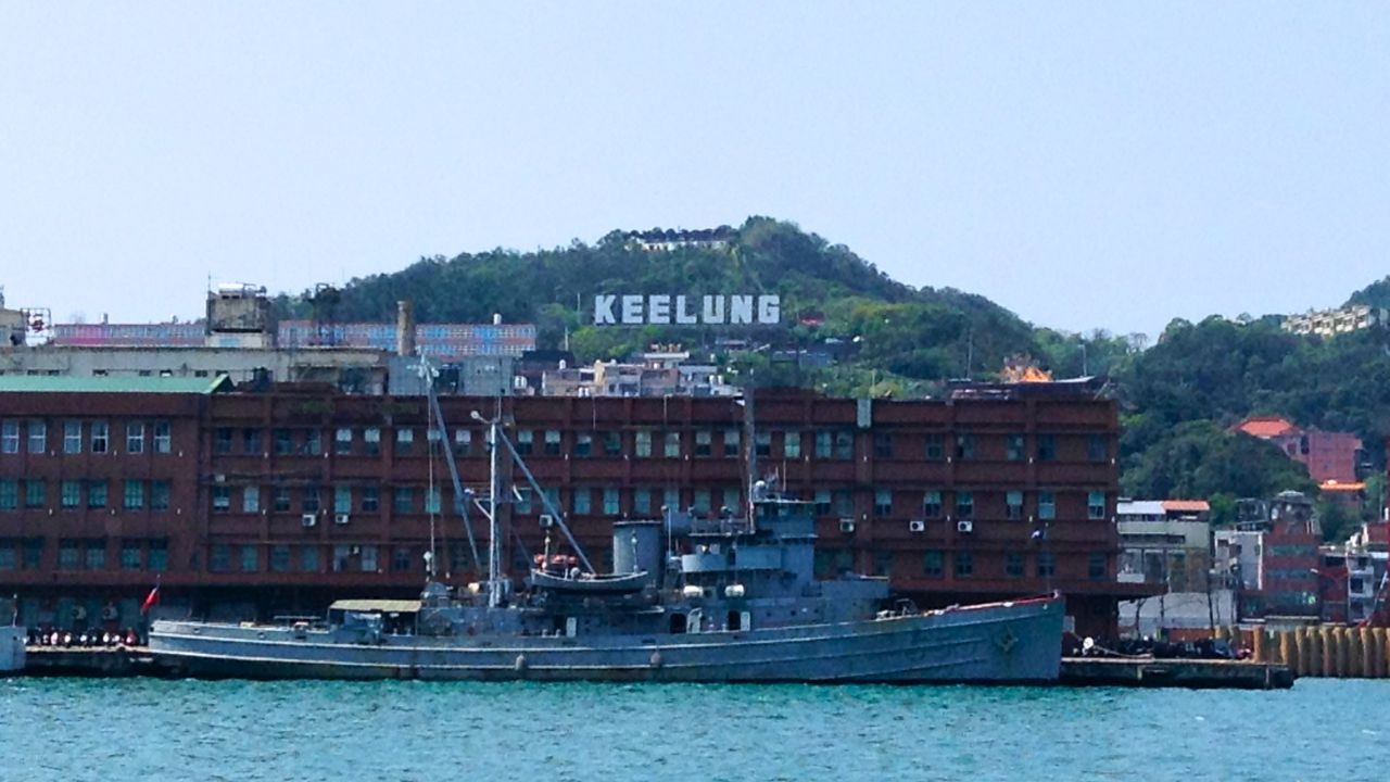 Vista do porto de Keelung chegando de navio.
