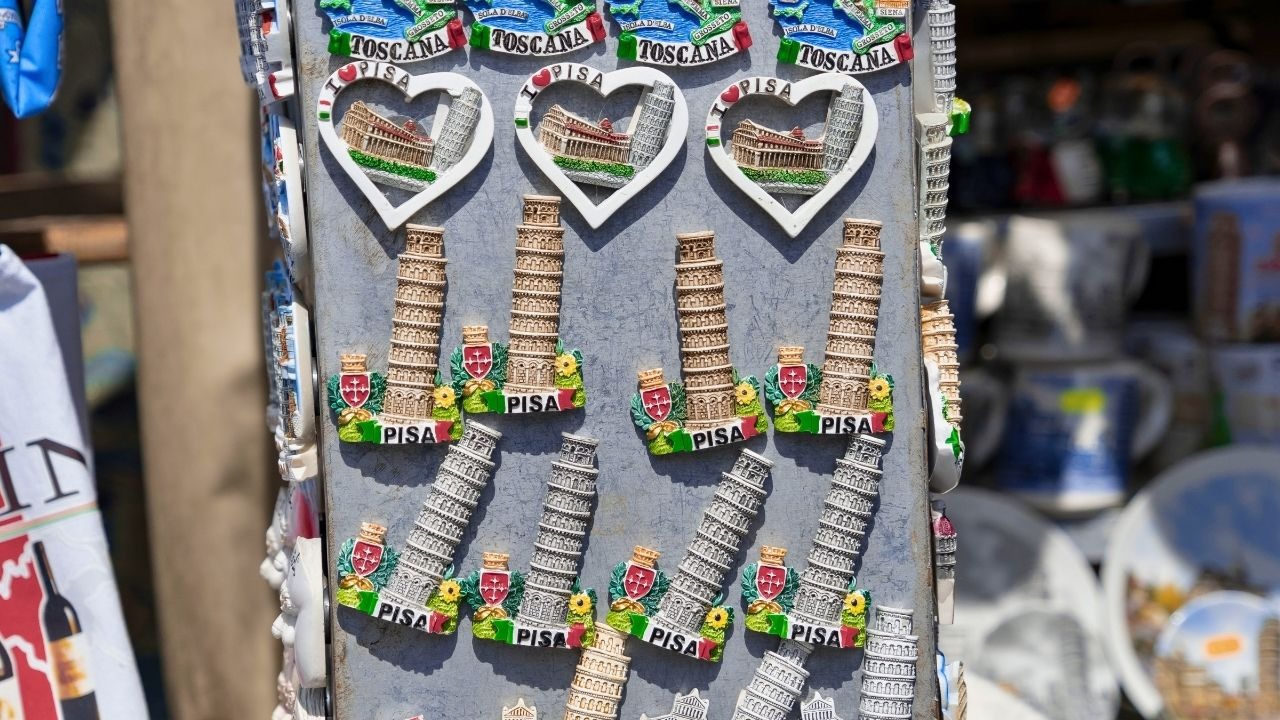 Lojas e barracas com souvenirs de Pisa e Toscana à venda.