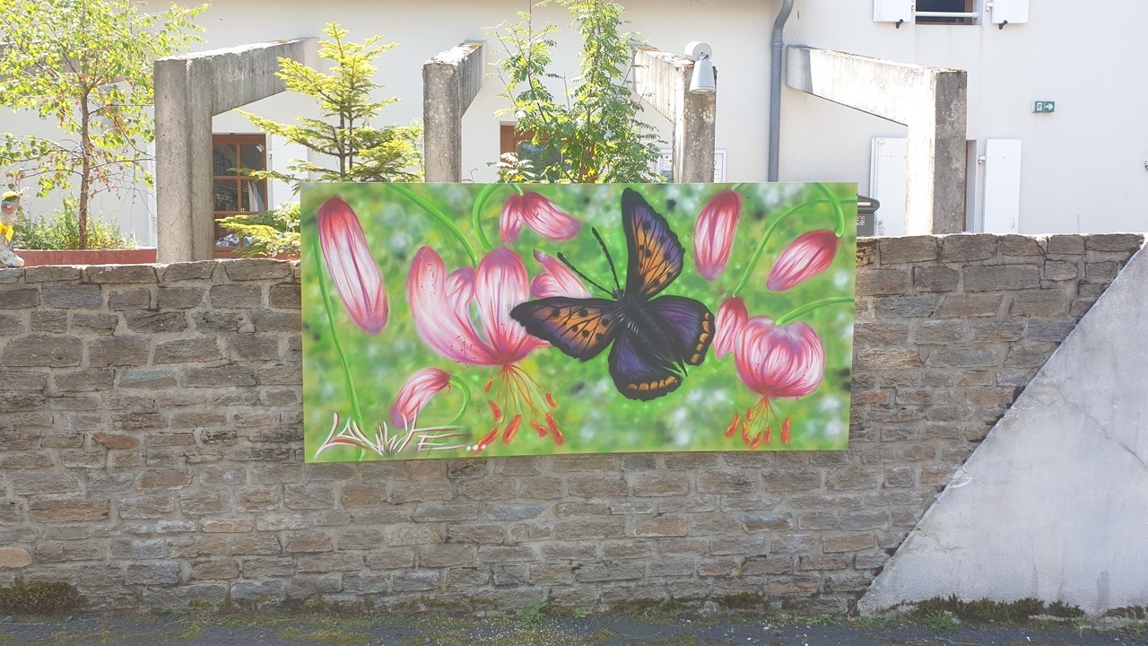 une peinture d'un papillon avec des fleurs