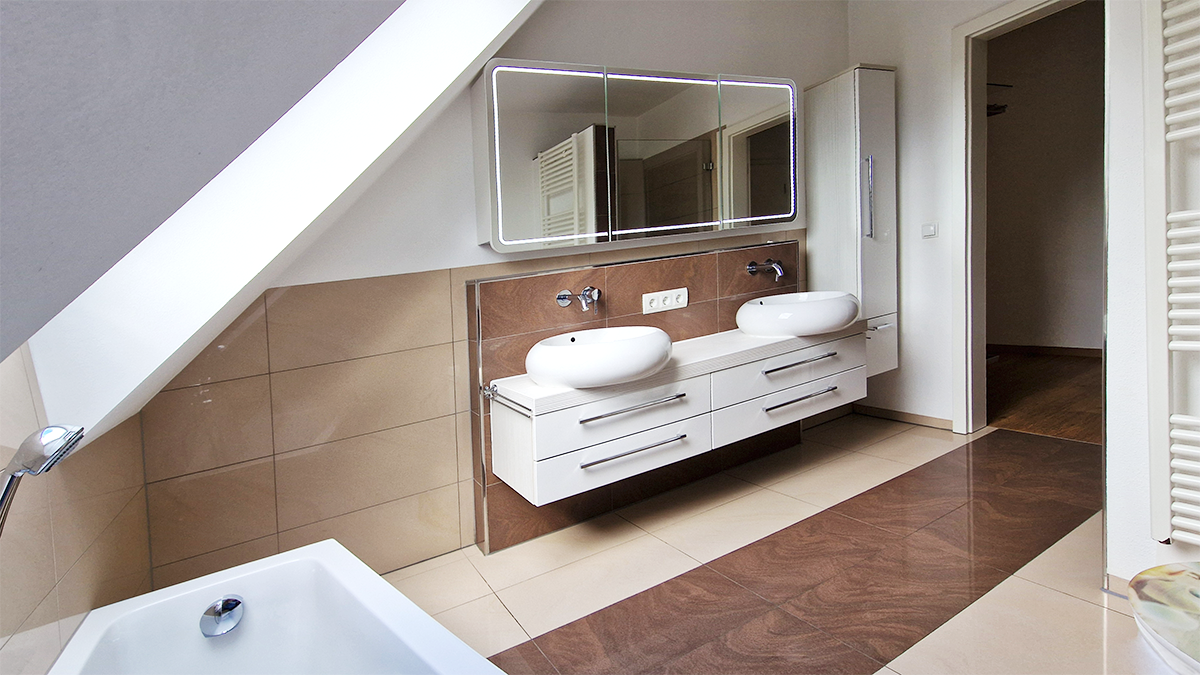 Doppelwaschbecken mit Unterschrank & LED-Spiegelschrank im modernen Bad der Maisonette ETW