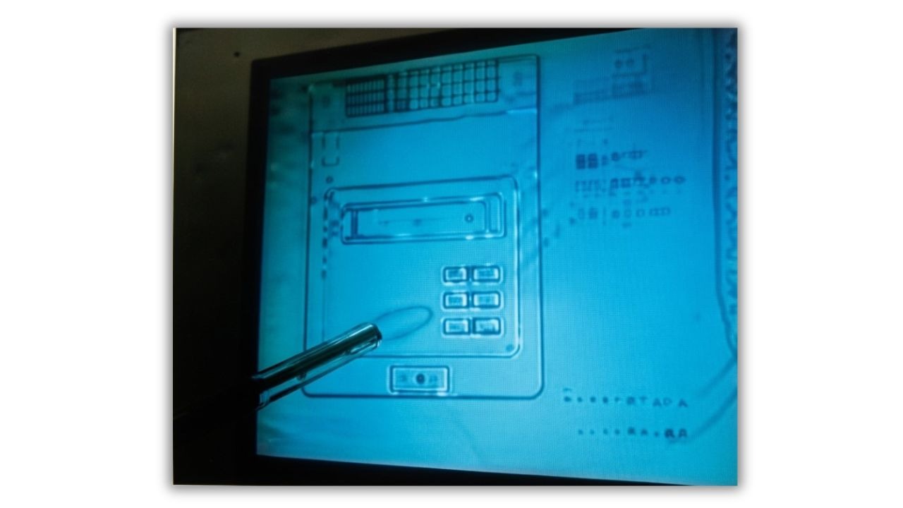 Esboço de um console com slot e 6 botões