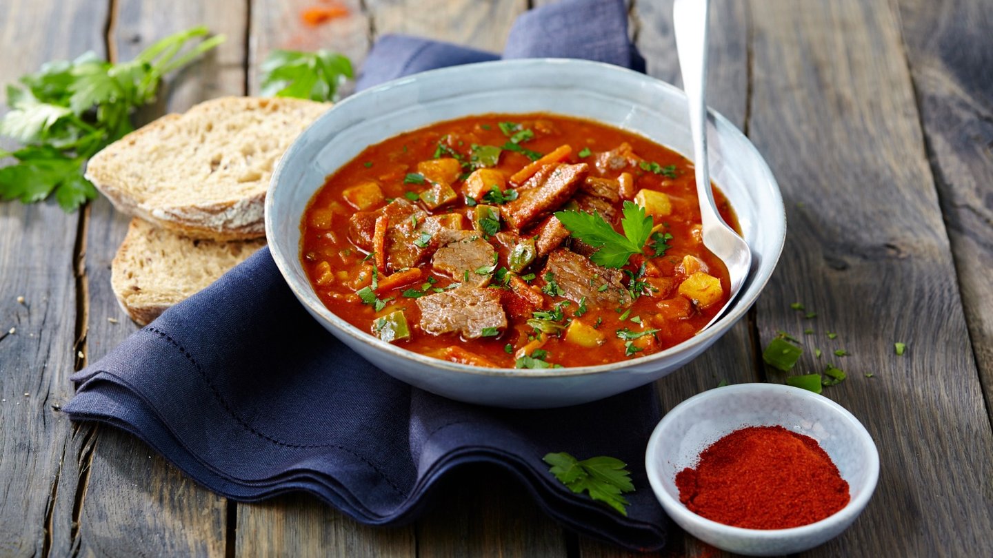 soupe avec sauce tomate et viande accompagné de légumes
