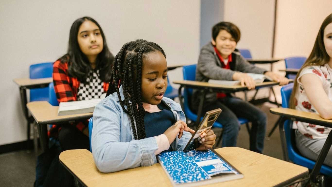 Alunos usando celular com RA na escola