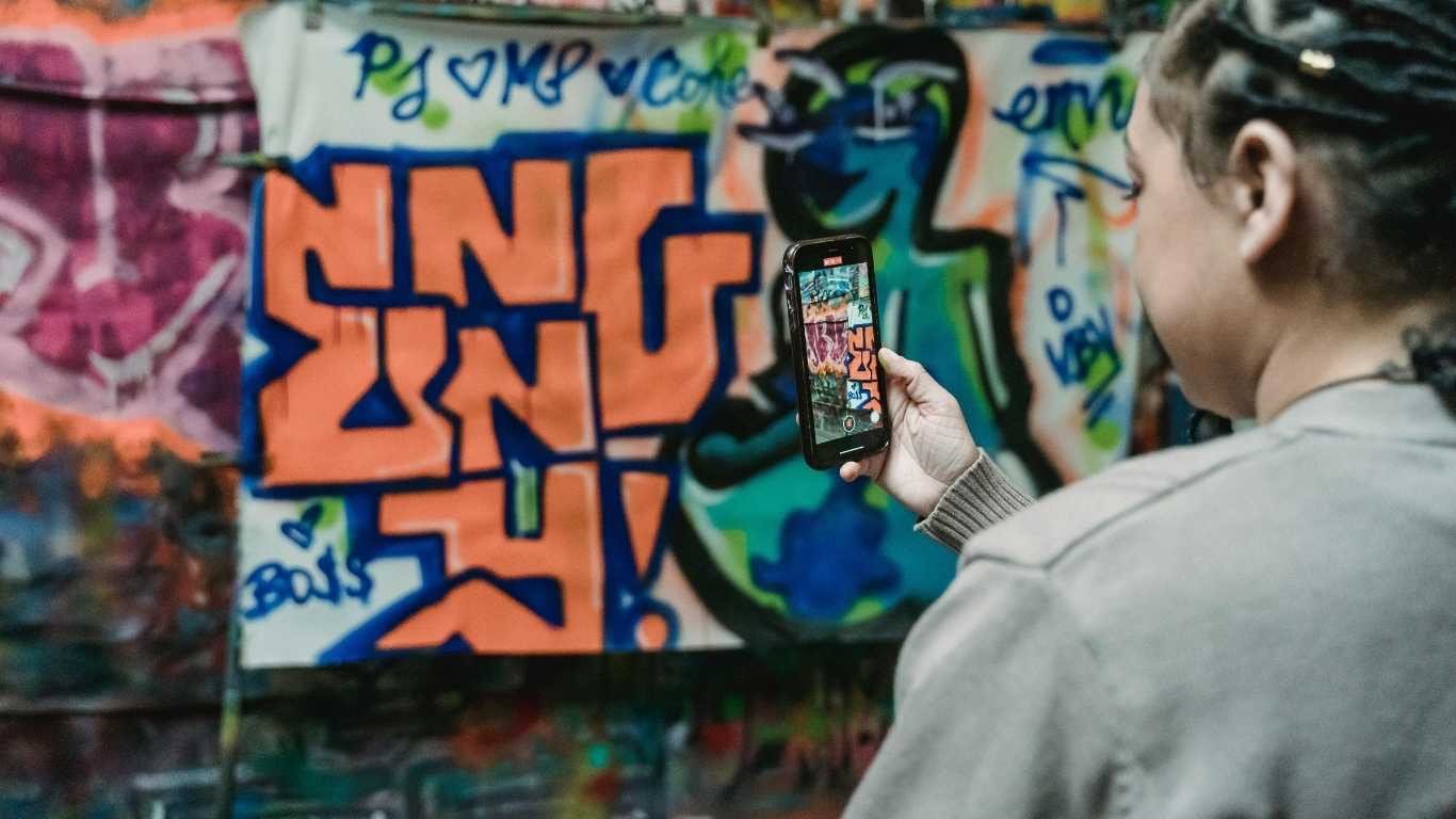 QR Code em mural com celular ativando conteúdo virtual