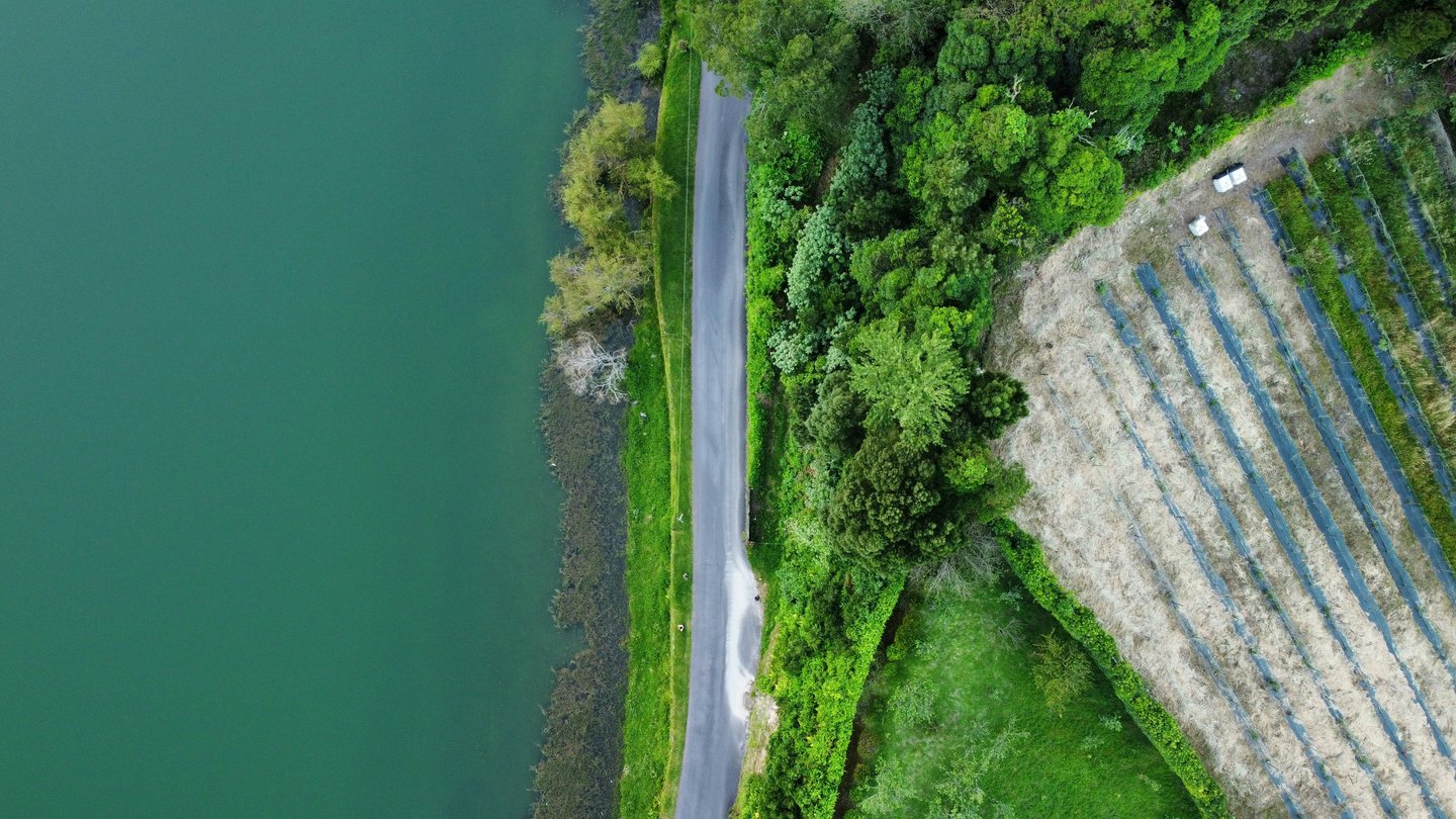 Mapeamento e modelagem 3D com drones, ortofotos, curvas de nível e análises geoespaciais.