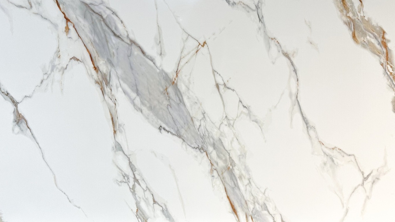 cubierta de cuarzo blanco en cocina moderna