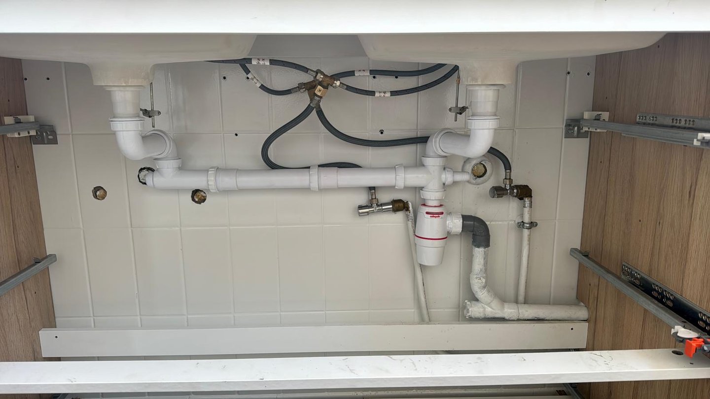 Installation de plomberie sous-vasque pour une double vasque, à Strasbourg