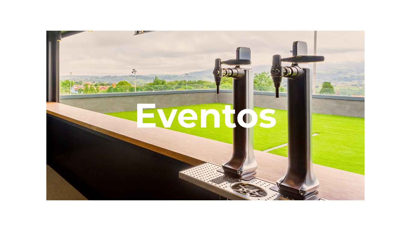 Espacio para eventos en construcción modular con barra y vistas exteriores