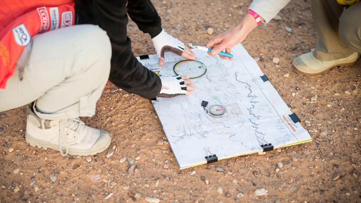 Équipage féminin en formation navigation autour d'une carte de rallye
