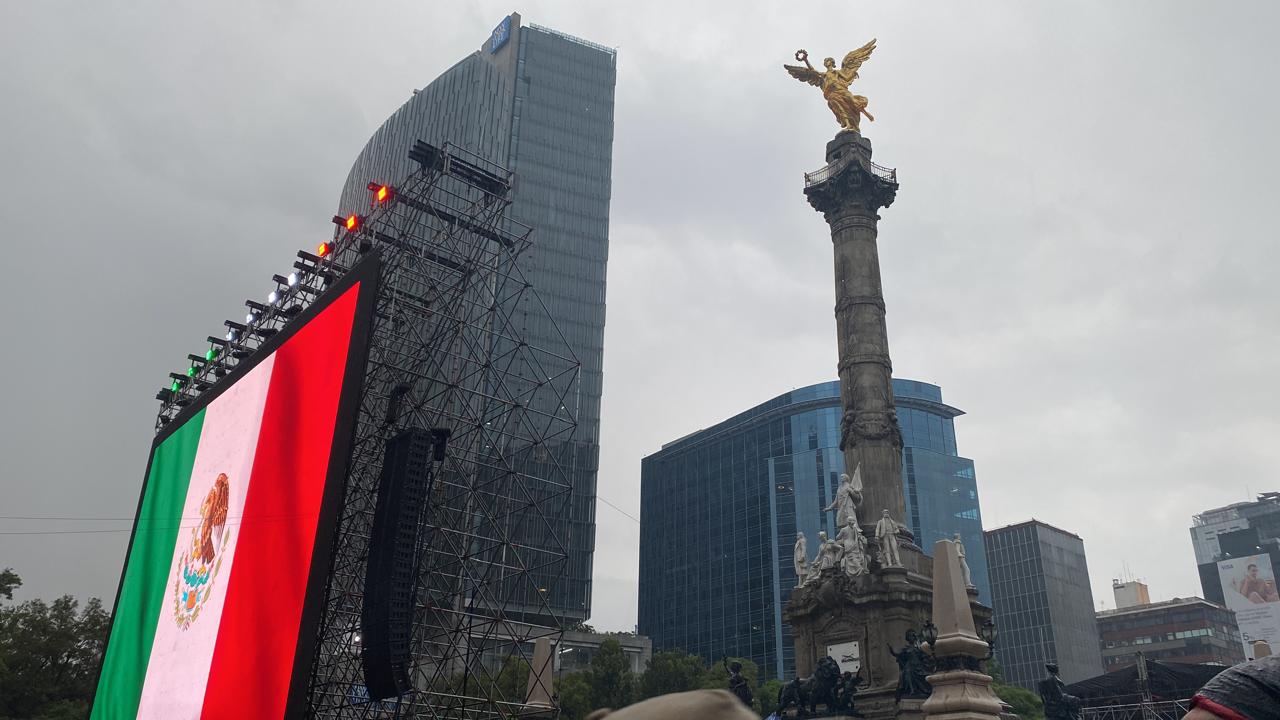 El Ángel de la Independencia durante la celebración del Mundial 2026, con una pantalla mos