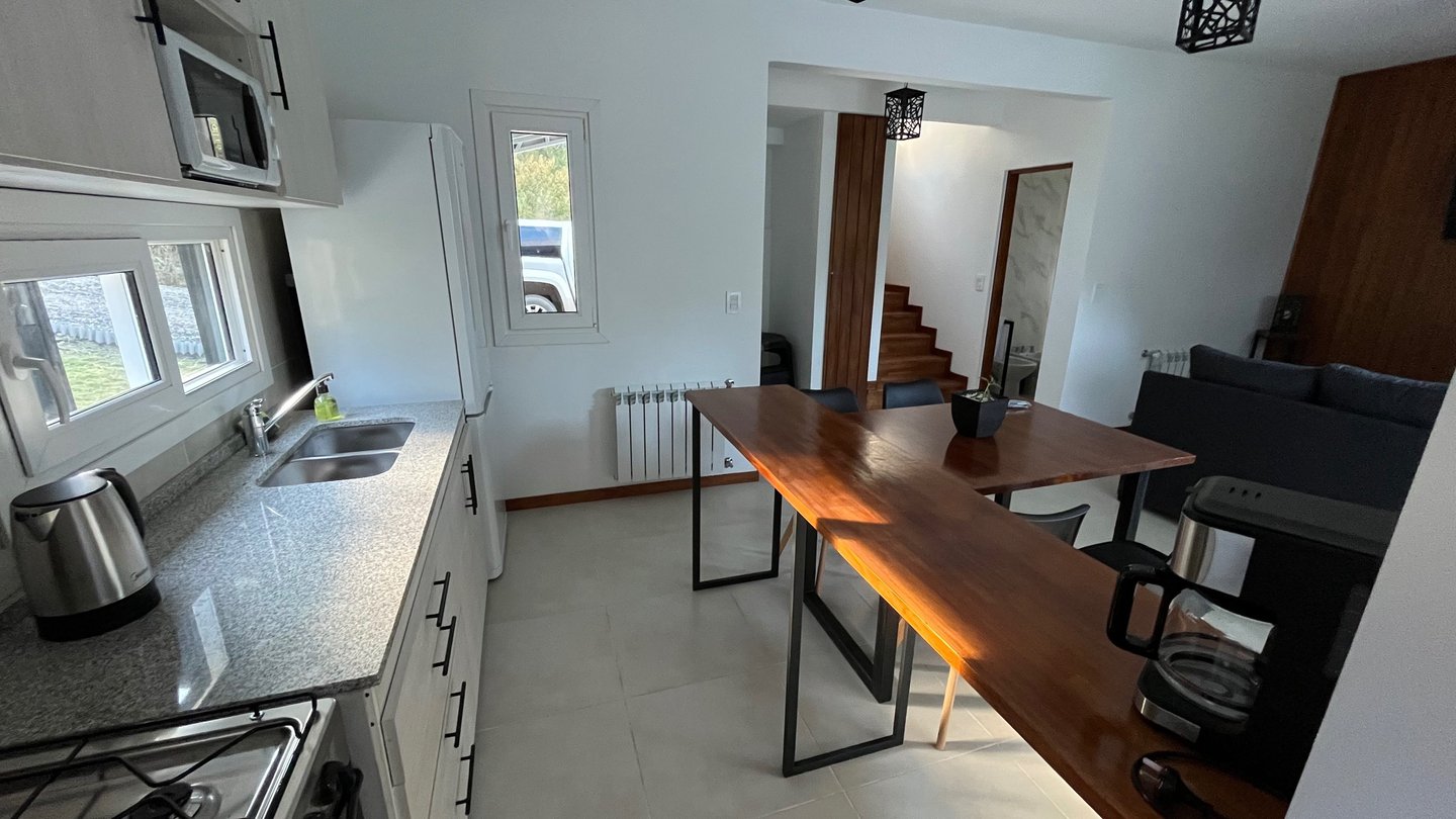 Una cocina con una mesa de comedor