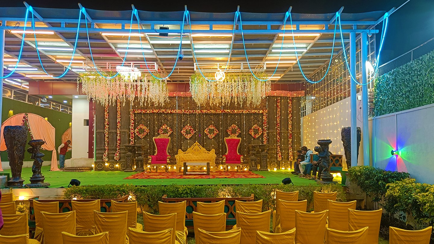 Beautiful garden and spacious lawn for wedding and reception events in Buxar