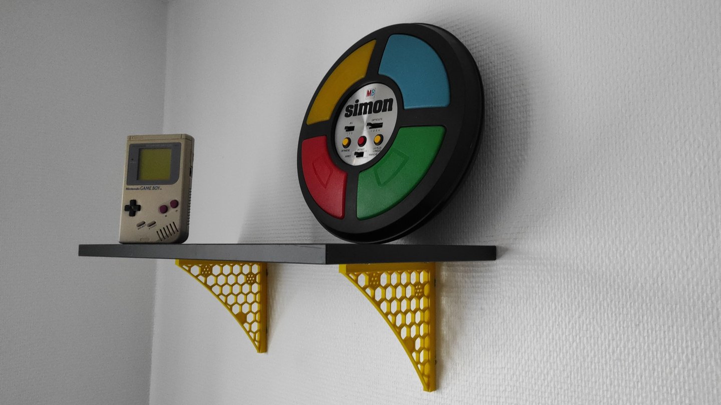 Etagère fixée grâce à des équerres imprimées en 3D