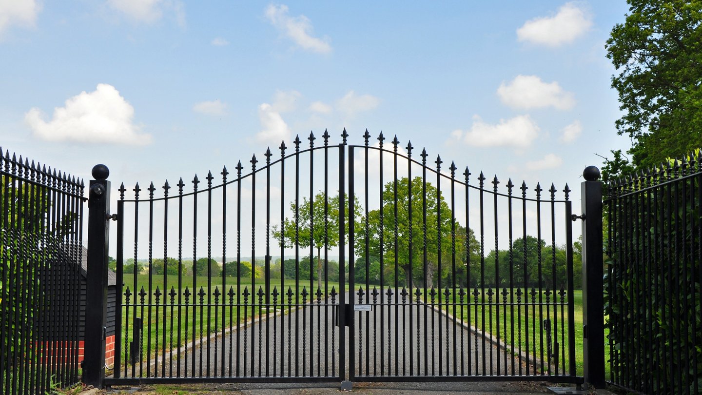 A beautifull set of double swing gates finished in power coated black.Curved gates topped with spiks