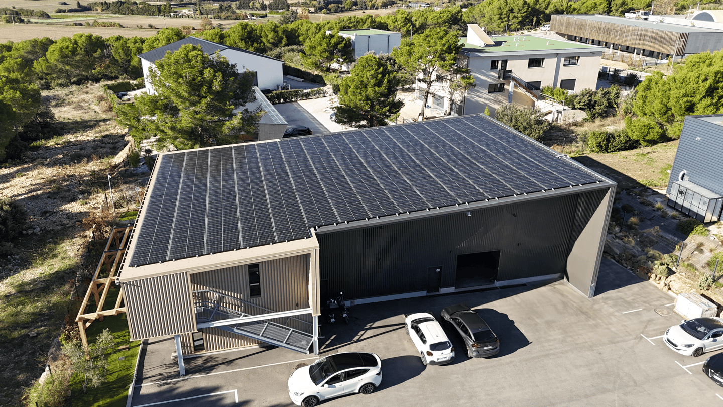 Photo d'une vue drone du siège social de Hélioneo