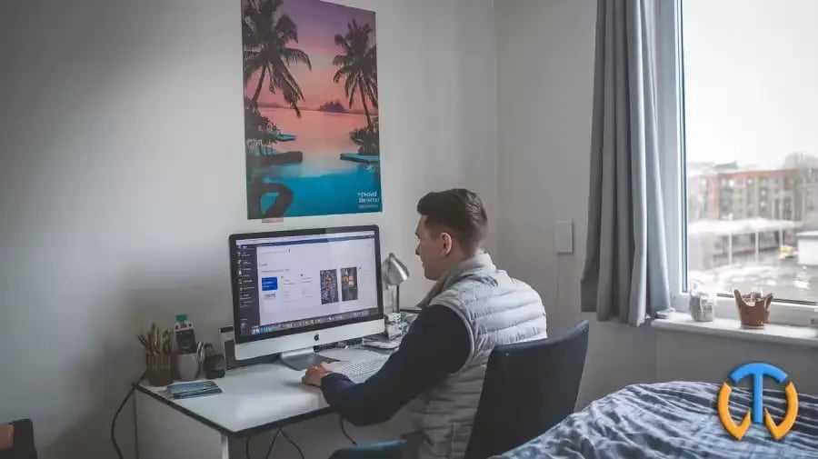 Un homme créant un site web avec hostinger