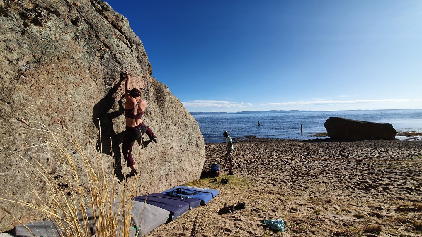 Sur les blocs autour du lac Titicaca