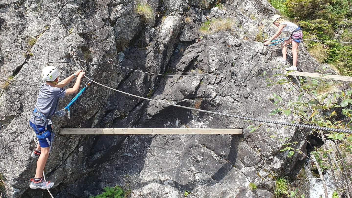 Traversee au dessus de l'eau sur la via ferrata de l'Alpe du Grand Serre