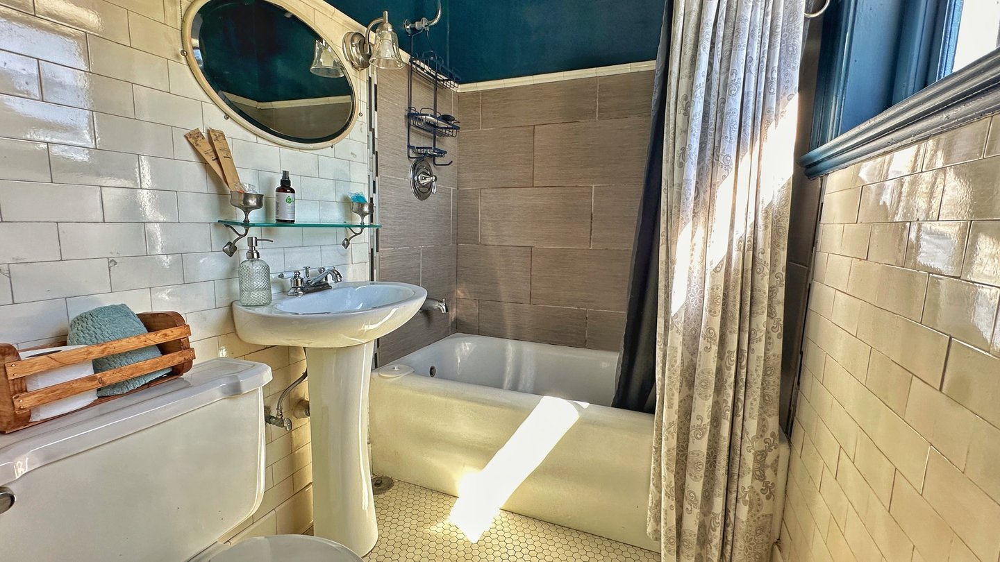 bathroom with deep soak tub 2123 rivermont apartments