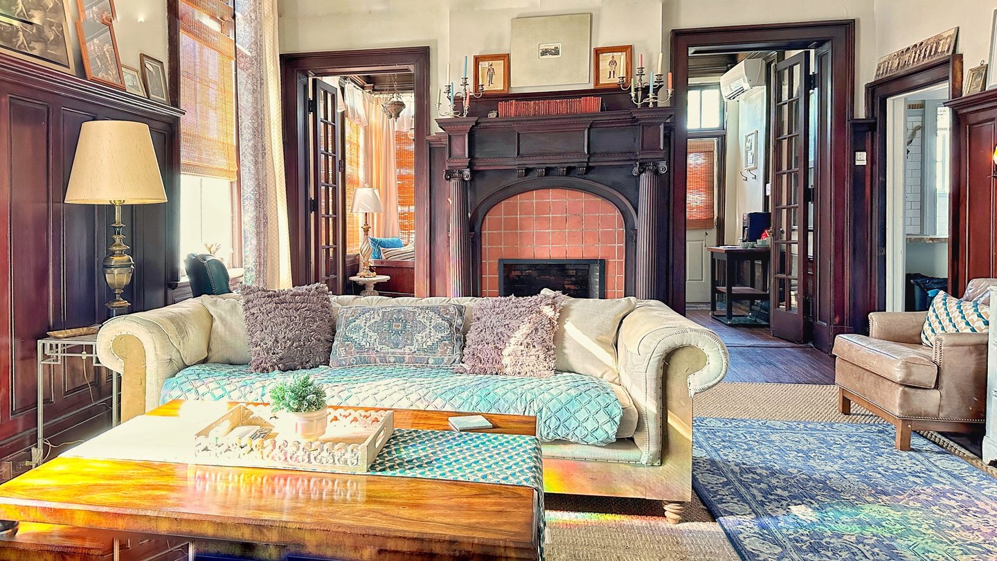 2123 Rivermont 201 living room