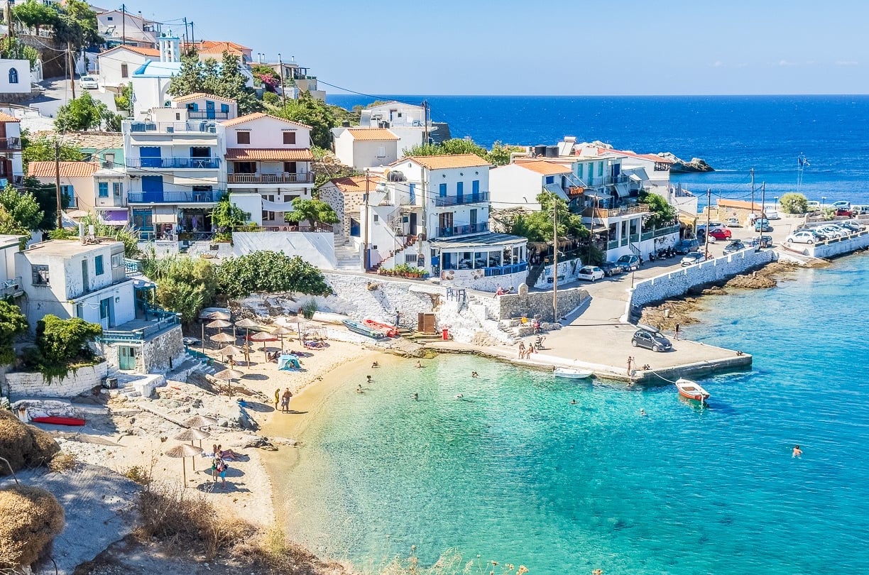 la petite plage du port d'Armenistis