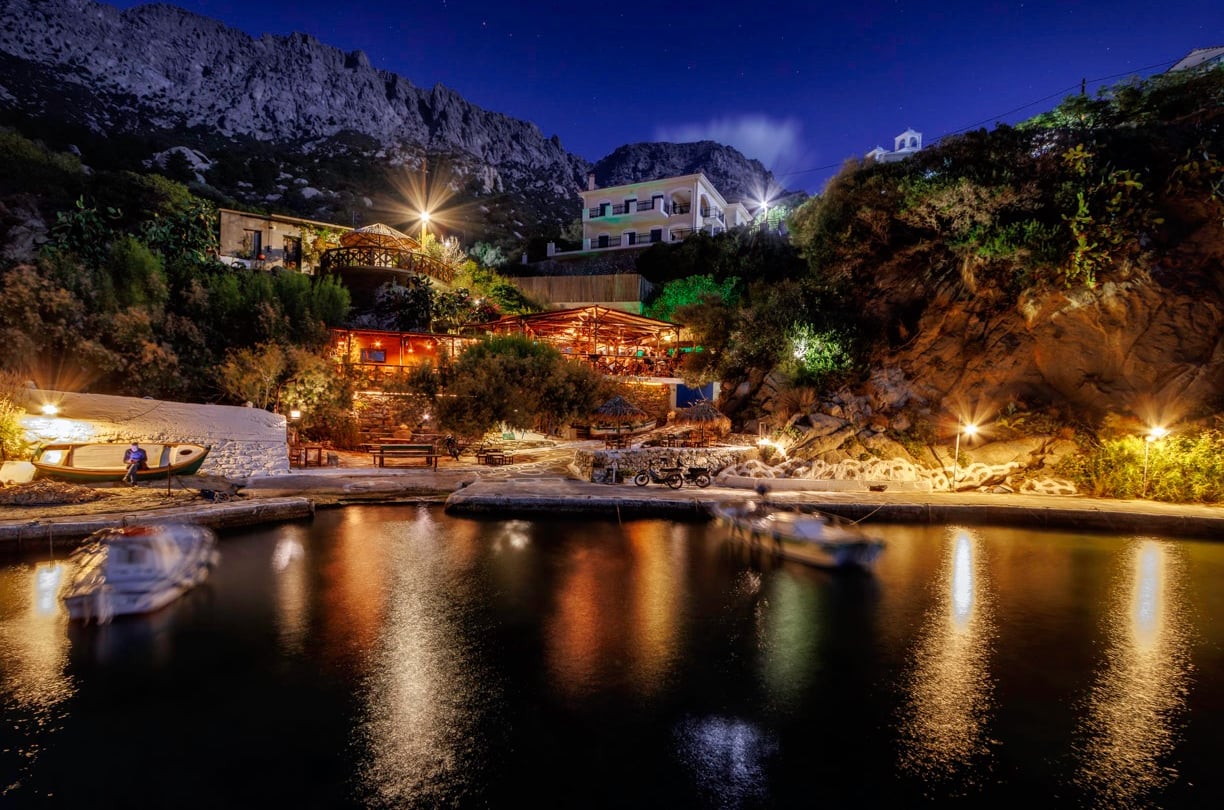 Le petit port de pêche de Magganitis sous une pleine lune étincelante