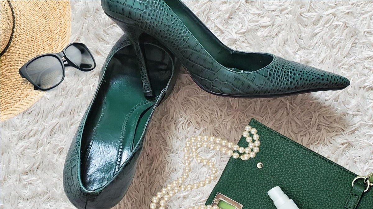 a pair of shoes and a hat on a rug