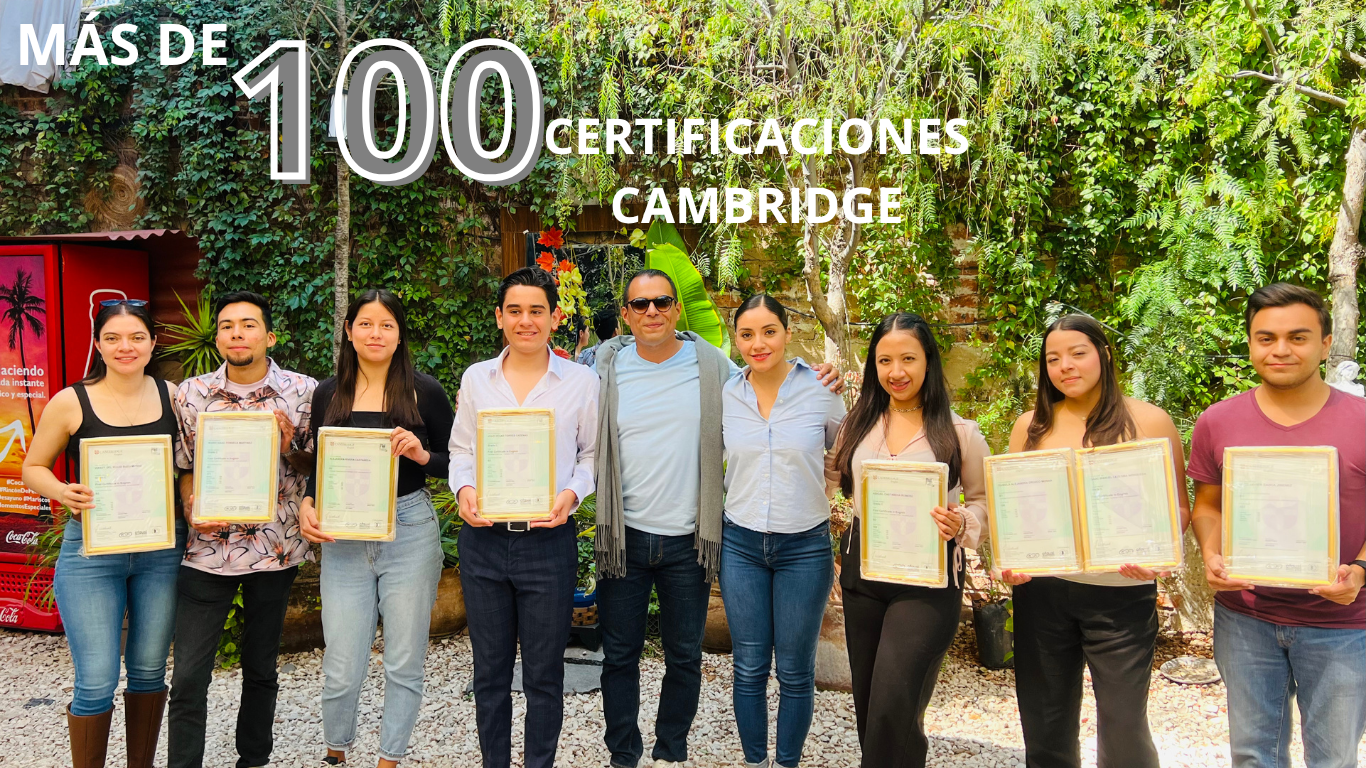 Grupo de estudiantes sosteniendo felizmente certificados de la universidad de Cambridge en Irapuato.