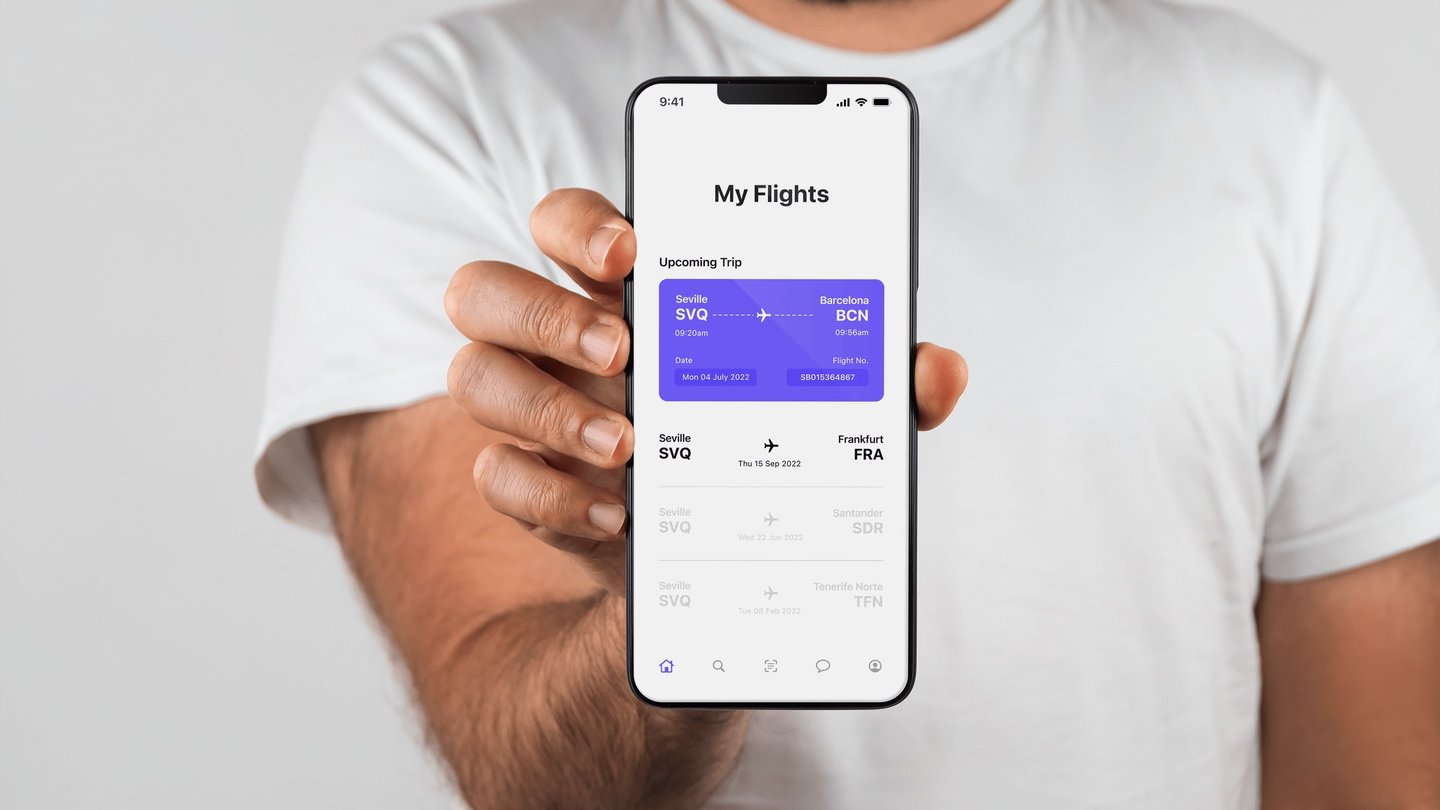 persona con movil en la mano enseñando la pantalla principal de seats app