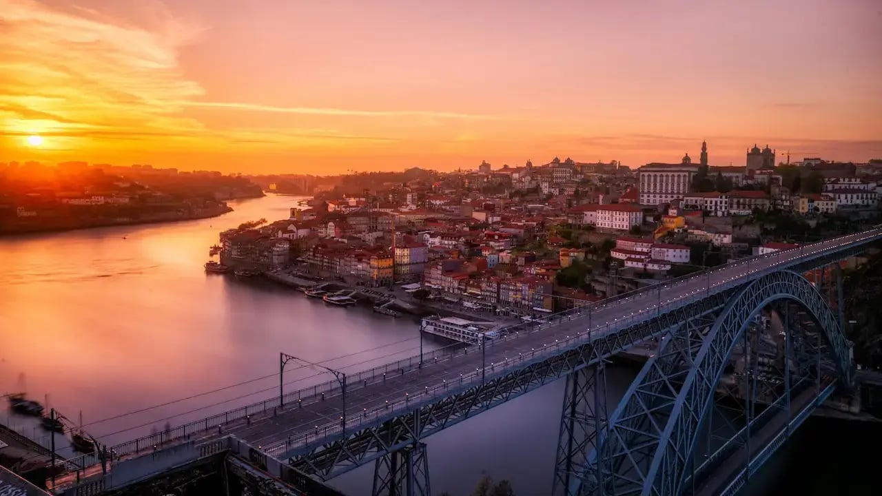Coucher de soleil sur le Douro à Porto au Portugal