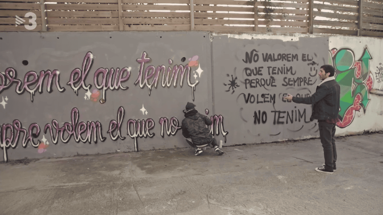 Fragmento o frame de una serie de TV en un canal catalán. Salgo yo pintando en un muro.