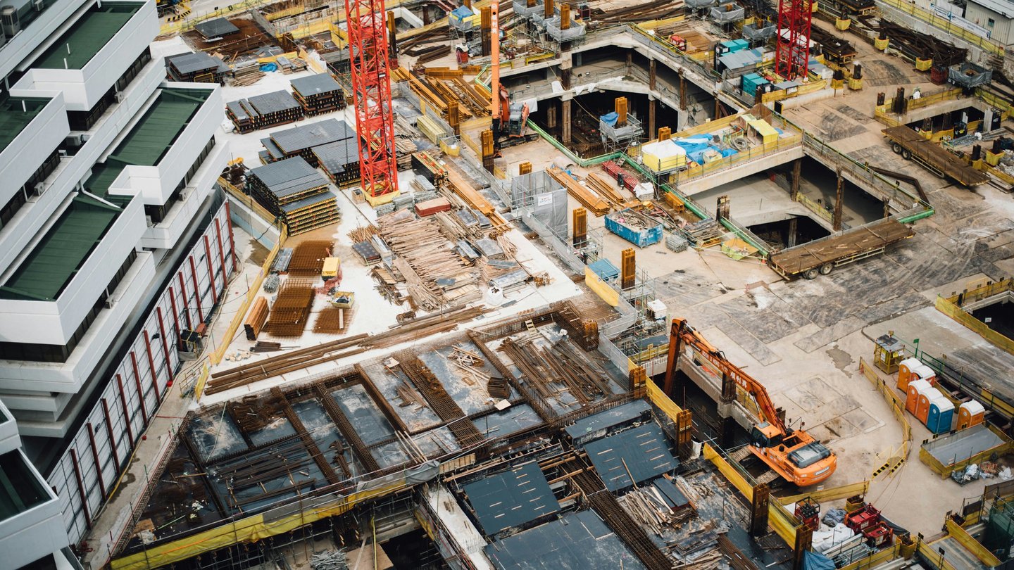 Drohnenbild einer Großbaustelle, Luftaufnahme Industrie