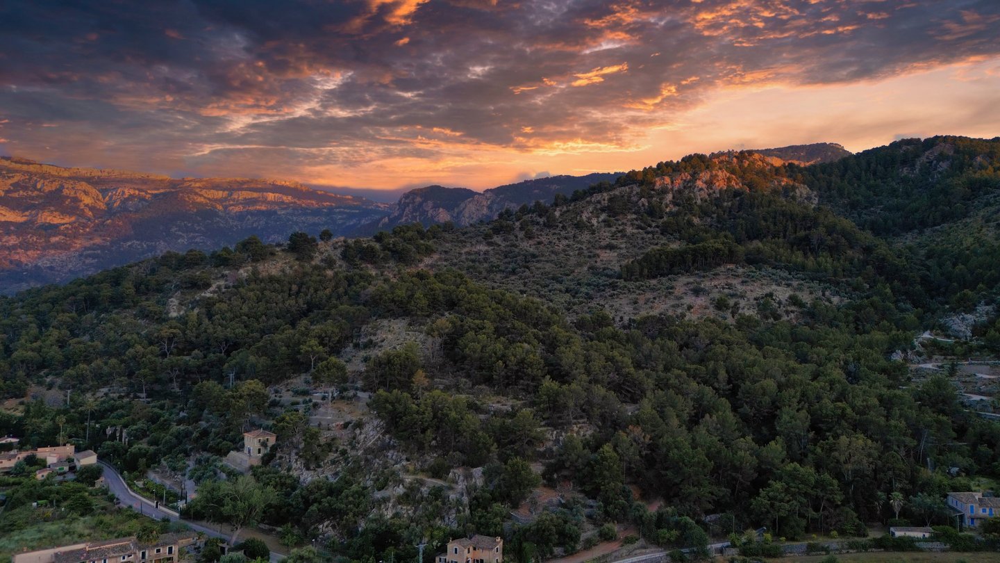 Luftaufnahme Drohnenbild des Gebirge der Serra de Tramutana in Mallorca bei Sonnenuntergang