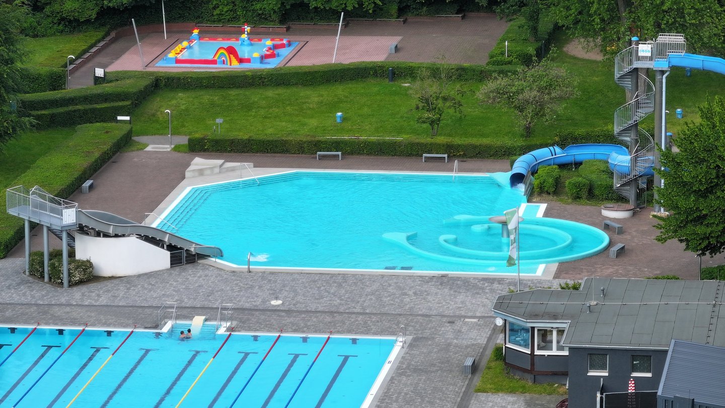 Luftaufnahme des Siegburger Freibad Oktopus, Drohnenbild Siegburg Freibad