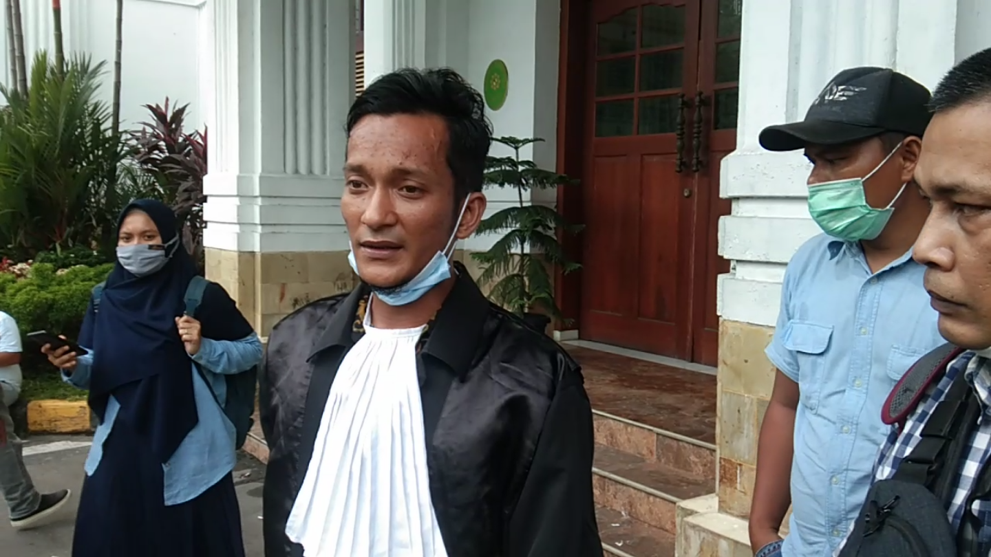 Salman Alfarizi Simanjuntak (tengah), selaku ketua PH para terdakwa