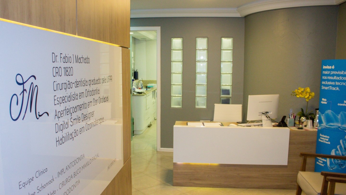 Recepção da clínica odontológica em Curitiba, bairro Batel, ambiente moderno e acolhedor!