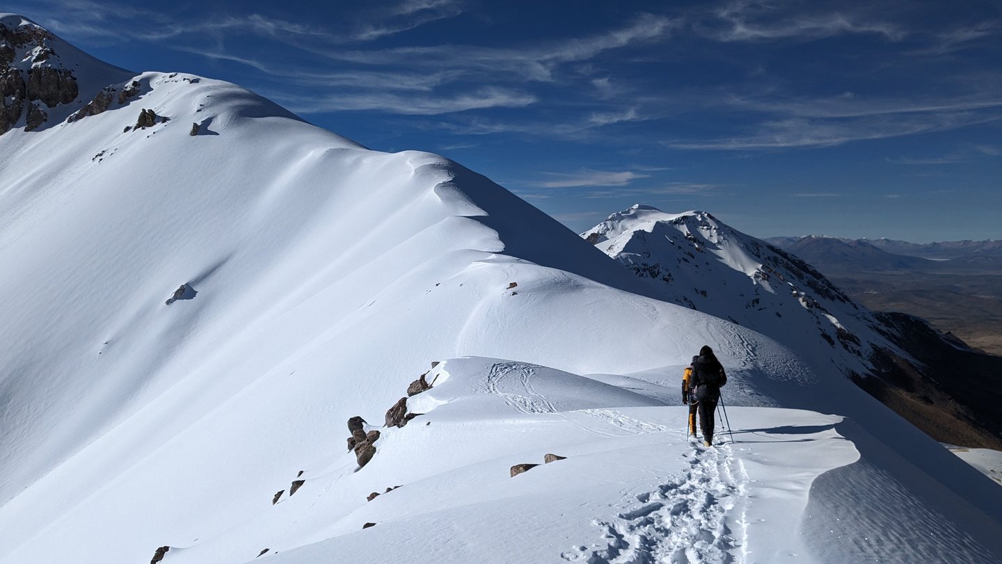 Des alpinistes en haut d'un volcan en Bolivie